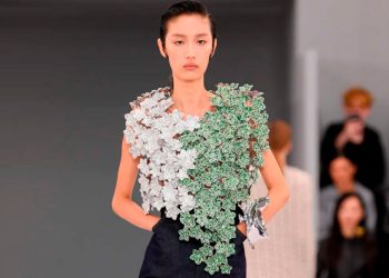 Loewe brinca com proporções e peças esculturais no verão 2024