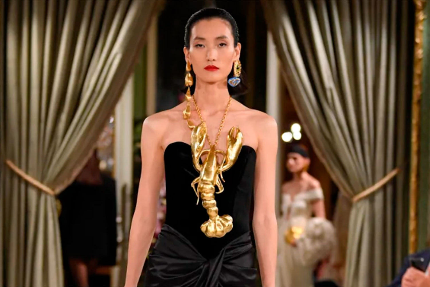 Schiaparelli faz releitura do surrealismo e homenageia Elsa e Dalí