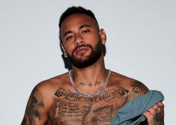 Skims lança linha masculina com Neymar na campanha