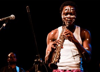 Nigeriano Ìdòwú Akínrúlí celebra Fela Kuti em show no Blue Note SP