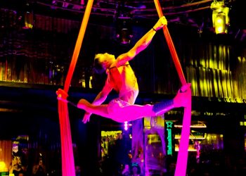 Love Cabaret faz 2ª edição da noite circense “Walking Circus”