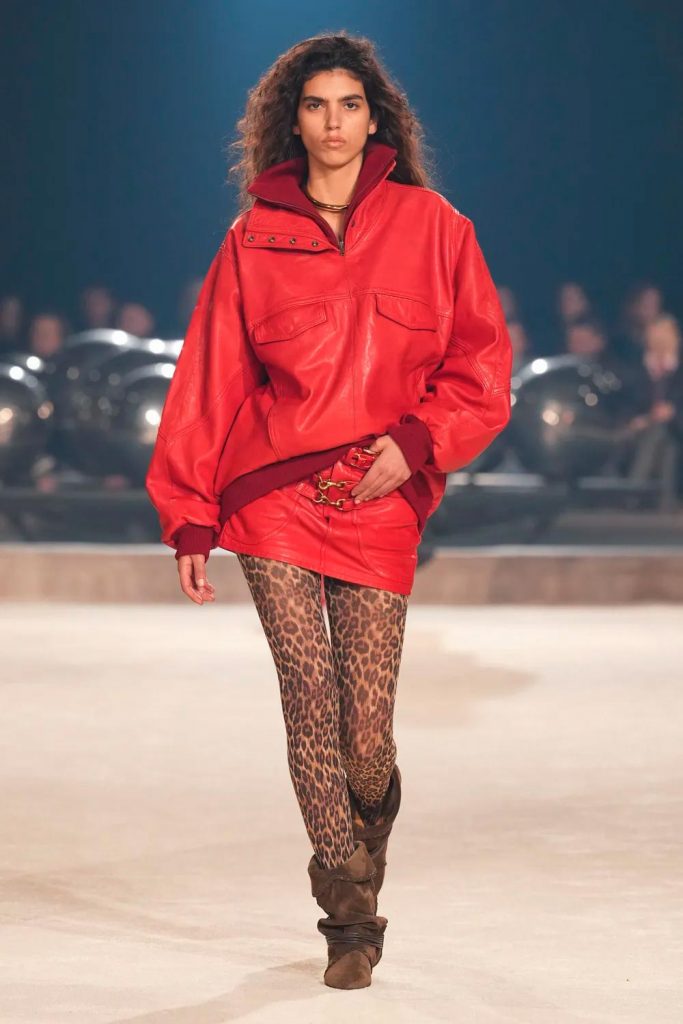 Isabel Marant coloca a meia-calça de onça para o jogo no inverno