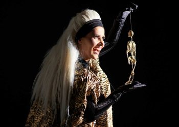 Leona Cavalli encena “O Elogio da Loucura”; estreia é no dia 13 de abril em SP