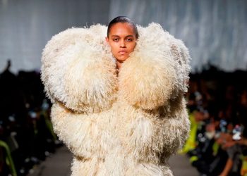 Seán McGirr estreia na direção criativa da Alexander McQueen
