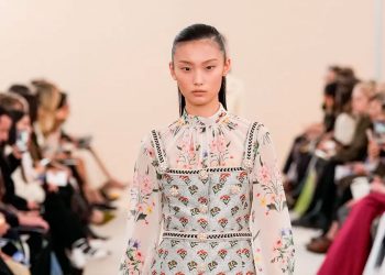 Giambattista Valli prova que o estilo boho chic é a cara do inverno 2024