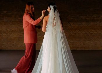 Brasileira usa primeiro vestido de noiva impresso em 3D da Iris van Herpen