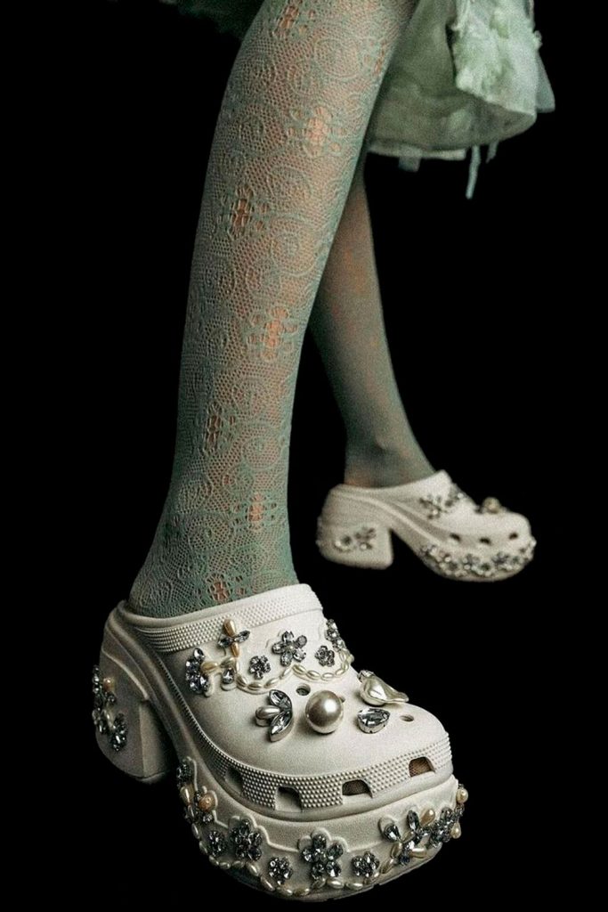 Dica CHNews: collab entre Crocs e Simone Rocha chega ao Brasil