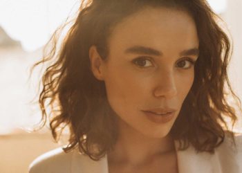 Juliane Araújo, a Kika de “Renascer”, aposta tudo no cinema