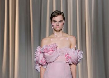 Giambattista Valli transforma modelos em flores na alta-costura