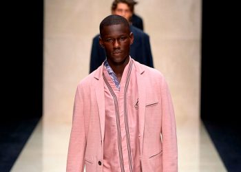 Giorgio Armani renova a alfaiataria masculina para o verão 2025