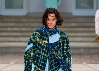 Issey Miyake propõe um xadrez desconstruído para o verão 2025