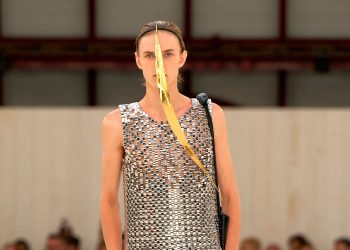 Loewe: verão 2025 masculino tem decote profundo e penas no rosto
