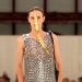 Loewe: verão 2025 masculino tem decote profundo e penas no rosto