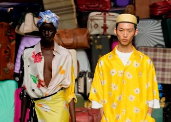 Moschino: Adrian Appiolaza apresenta primeira coleção masculina