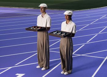 Olimpíadas de Paris: LVMH revela uniforme dos voluntários responsáveis pelas medalhas