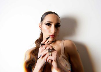 Lia Paris lança álbum acústico com participações; ouça