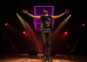 Caixa Cultural SP recebe o pernambucano Almério cantando Cazuza