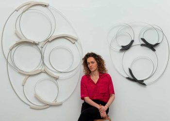 Ana Holck apresenta “Deslocamentos Orbitais” na Zipper Galeria