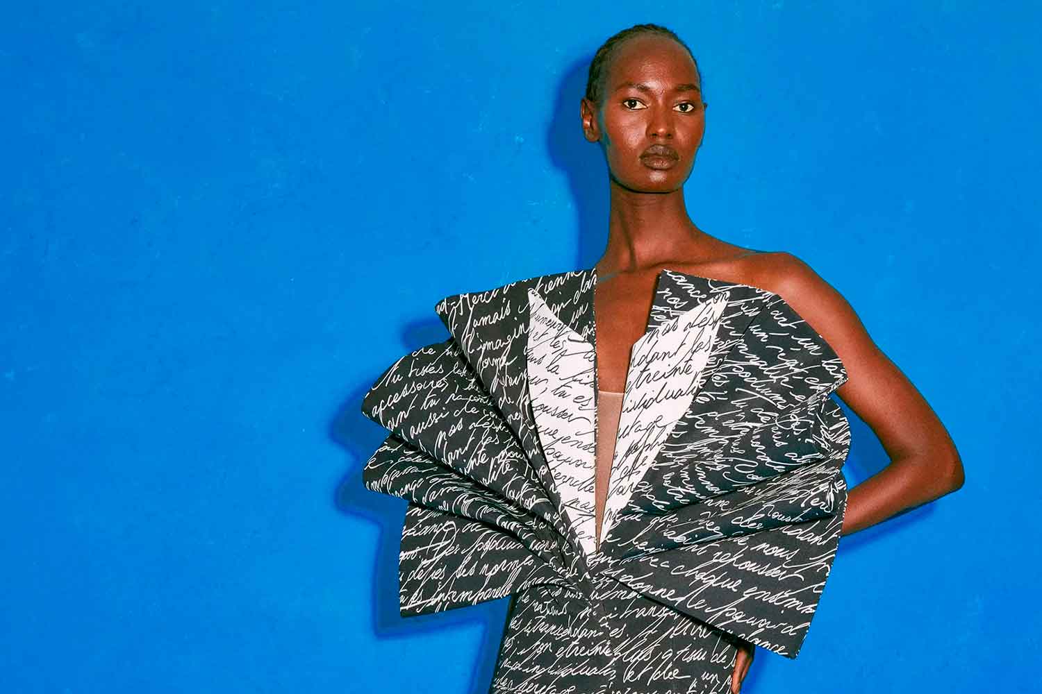 Olivier Rousteing escreve à mão o resort 2025 da Balmain - CHNews