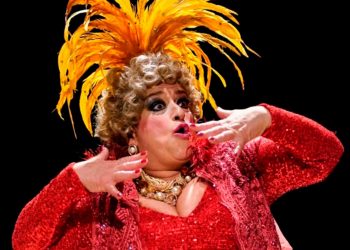 Grace Gianoukas reestreia “Nasci pra ser Dercy” no Teatro UOL