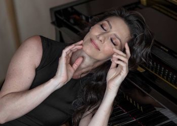 Maria Fernanda Cândido encena textos de Clarice Lispector