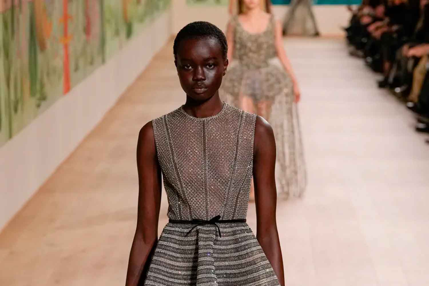 Dior bebe no raso na alta-costura de verão 2025 - CHNews