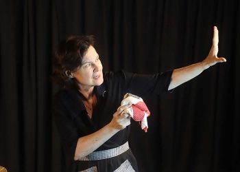 Ester Jablonski usa contos de Clarice Lispector na peça “Silêncios Claros”