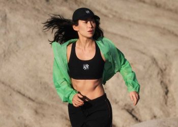 Collab Loewe x On relança tênis e aposta no feminino