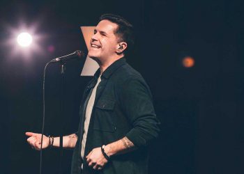 Pedro Mariano faz show em SP no Teatro Bradesco