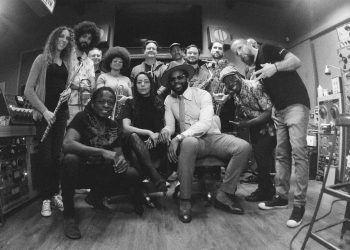 Samantha Schmütz e Adrian Younge fazem show em SP