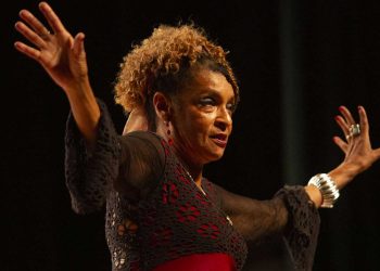 Rio: Elisa Lucinda leva peça e poesia para as ruas da Lapa