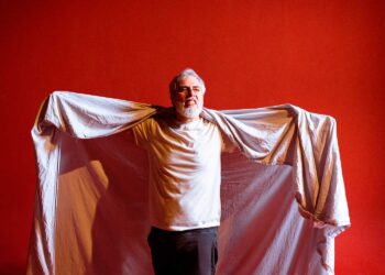 Entre realidade e delírio: Anderson Muller apresenta solo no Teatro Itália