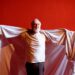 Entre realidade e delírio: Anderson Muller apresenta solo no Teatro Itália