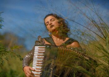Lívia Mattos faz show no Sesc Santana com participação de Toninho Ferragutti