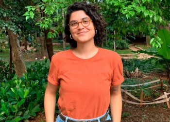 Entre o mar e o silêncio: os bastidores do romance de estreia de Maria Laura López