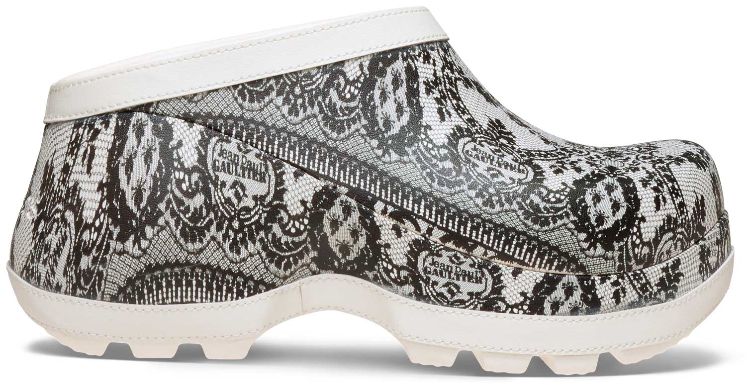 Crocs e Jean Paul Gaultier lançam colaboração inédita no Brasil