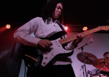 Gabi Anias celebra Eric Clapton em show tributo no Blue Note SP