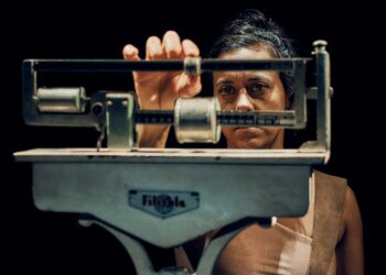 Espetáculo discute bulimia e expectativas sociais sobre o corpo feminino