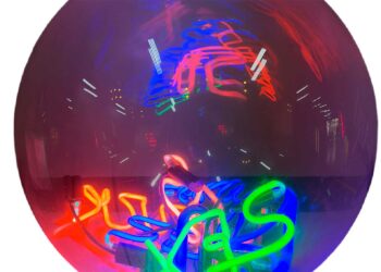 Neon urbano de Alê Jordão ilumina o Pixel Show 2025 na ESPM