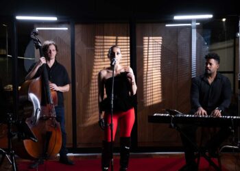 Lia Paris revisita a música francesa em série de shows no Brasil