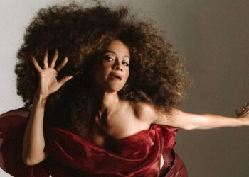 Aline Borges vive romance que rompe relação tóxica em “Juntas e Separadas”