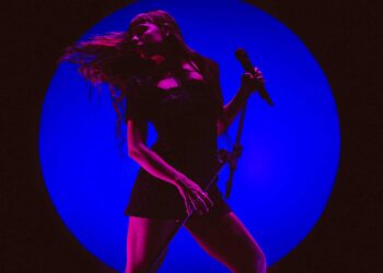 Julia Mestre apresenta show no Sesc Bom Retiro