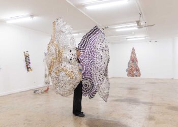 Sandra Lapage faz do excesso matéria-prima para nova exposição em SP