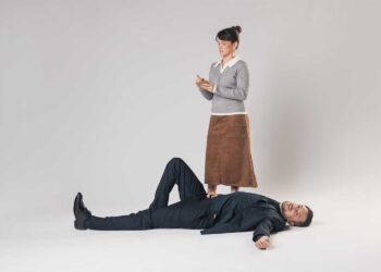 Bianca Bin e Sérgio Guizé estrelam peça sobre Deus em terapia