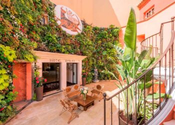 Byblos Saint-Tropez abre temporada 2026 com novas atrações e muito luxo