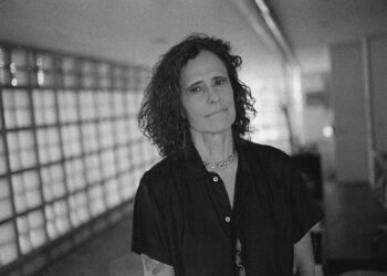 Zélia Duncan celebra 45 anos de carreira com turnê do inédito “Agudo Grave”