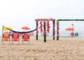 Rogério Reis transforma objetos da praia em obras de arte no Rio