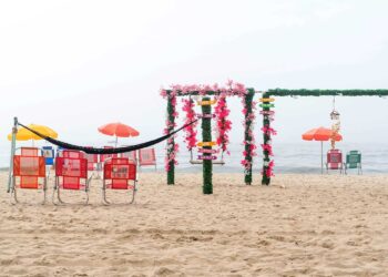 Rogério Reis transforma objetos da praia em obras de arte no Rio