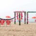 Rogério Reis transforma objetos da praia em obras de arte no Rio