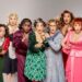 Sete estrelas do teatro musical viram suspeitas de assassinato em espetáculo